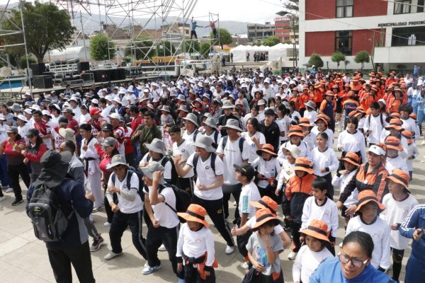 CON TROTE, EJERCICIOS Y BAILETÓN, COMUNIDAD EDUCATIVA DE JUNÍN PROMUEVE VIDA SALUDABLE EN EL DÍA MUNDIAL DE LA ACTIVIDAD FÍSICA