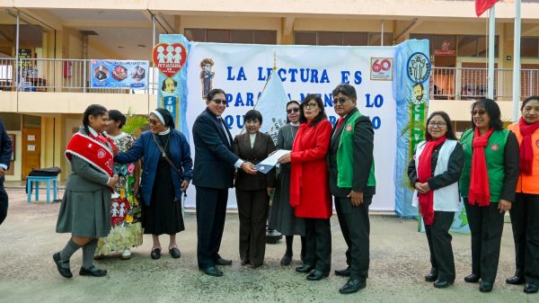 DRE JUNÍN ENTREGA BANDERA VERDE A TRES INSTITUCIONES EDUCATIVAS POR SU COMPROMISO AMBIENTAL