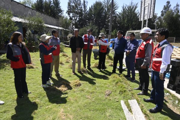 DIRECTORA DE LA DRE JUNÍN JUNTO AL EQUIPO MULTISECTORIAL EDUCATIVO SUPERVISAN Y VERIFICAN LA INSTALACIÓN DE LAS AULAS TIPO DOMO EN INSTITUCIONES EDUCATIVAS AFECTADAS POR EL SISMO